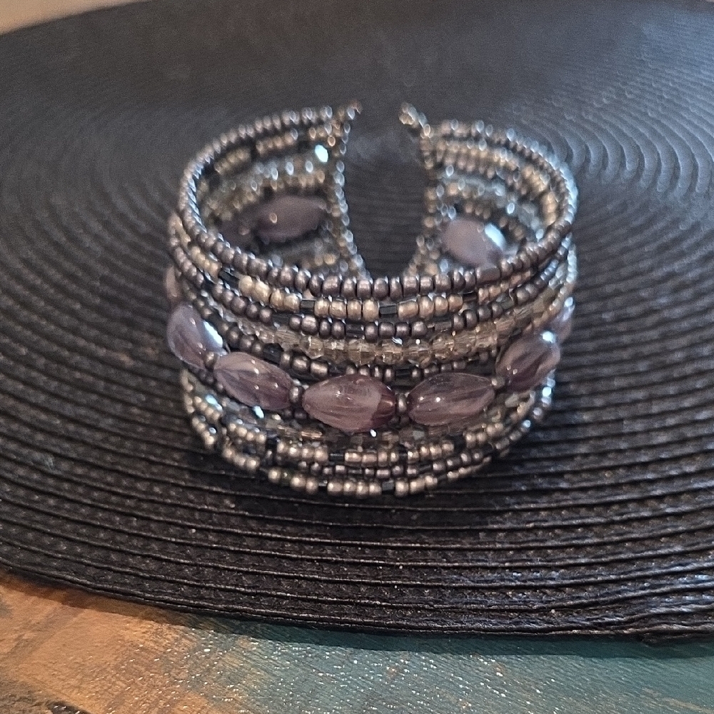 Elegant‎ Silver and Purple Beaded Bracelet - Picture 2 of 6